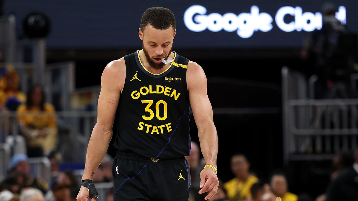 Stephen Curry exited with a hamstring injury.