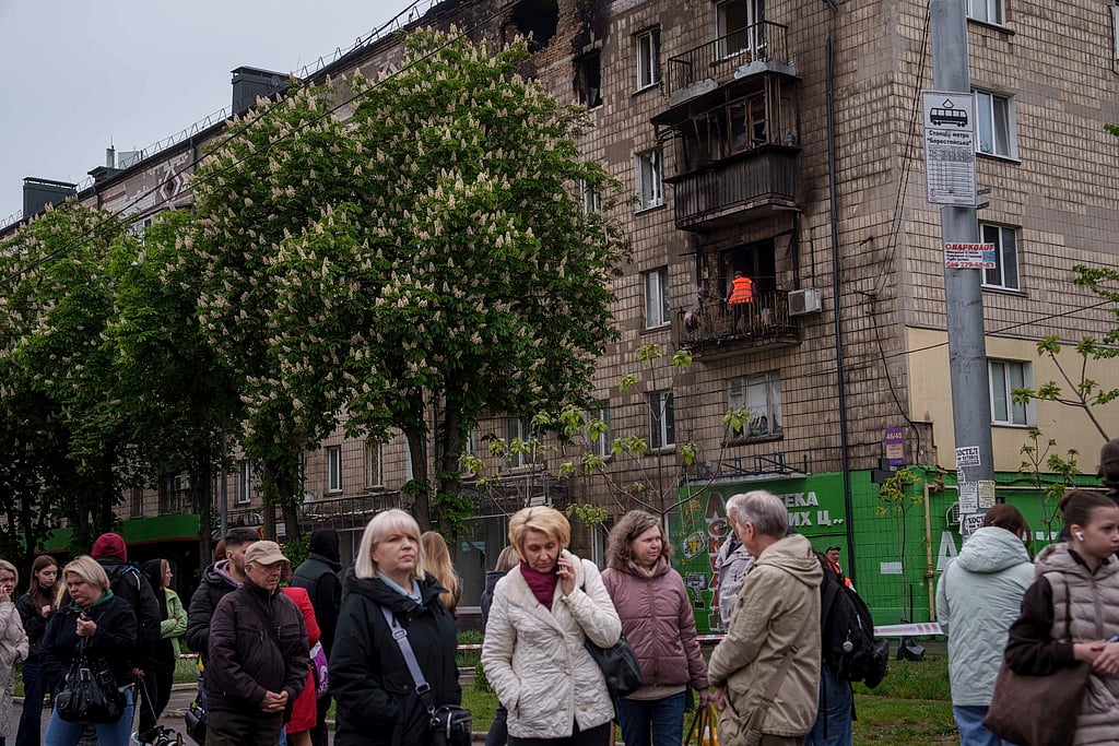 | Photo: AP/EVGENIY MALOLETKA : A municipal worker clear the rubble from a balcony of a residential building damaged after a Russian strike in Kyiv, Ukraine, on Wednesday, May 7, 2025. 