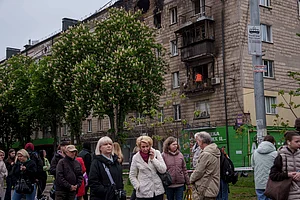 | Photo: AP/EVGENIY MALOLETKA : A municipal worker clear the rubble from a balcony of a residential building damaged after a Russian strike in Kyiv, Ukraine, on Wednesday, May 7, 2025.