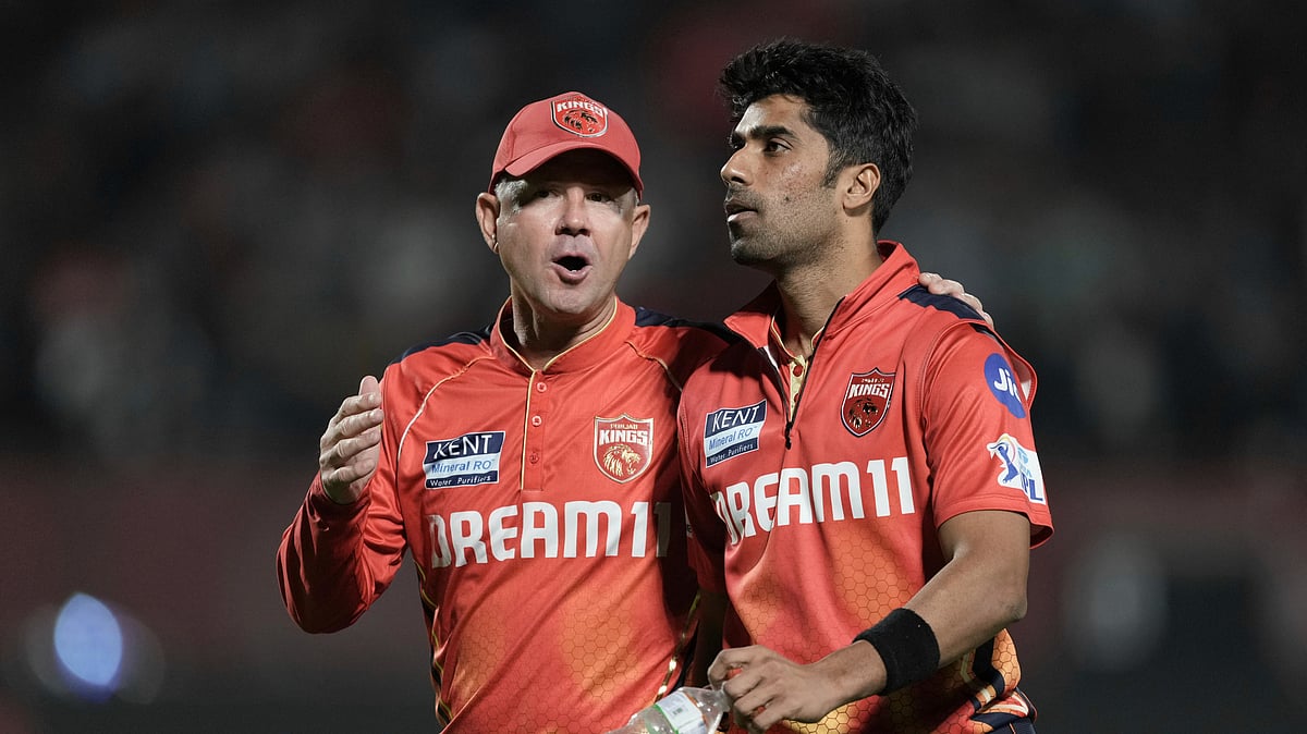 AP Photo/Ashwini Bhatia : Punjab Kings' coach Ricky Ponting, left, chats with Punjab Kings' Shashank Singh during the Indian Premier League cricket match in Dharamshala.