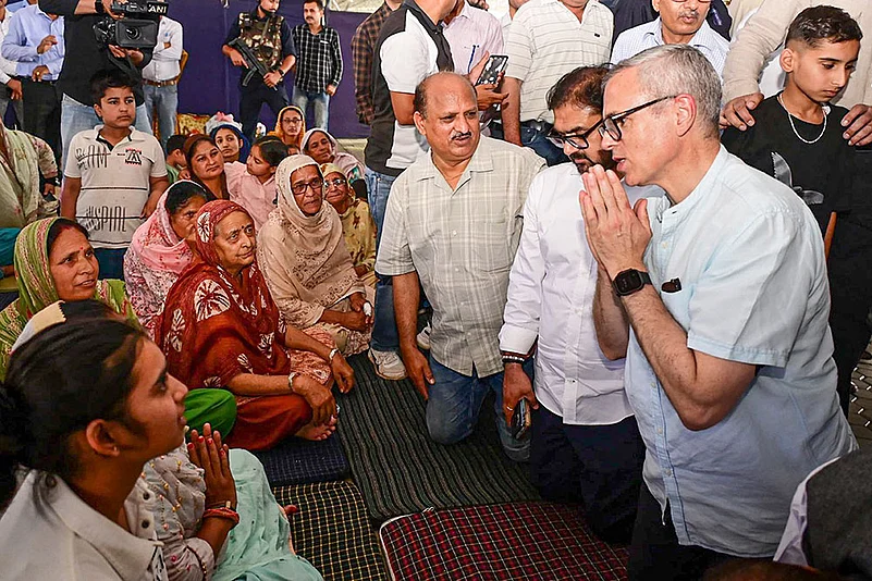 J-K CM meets displaced people at a shelter camp in Jammu