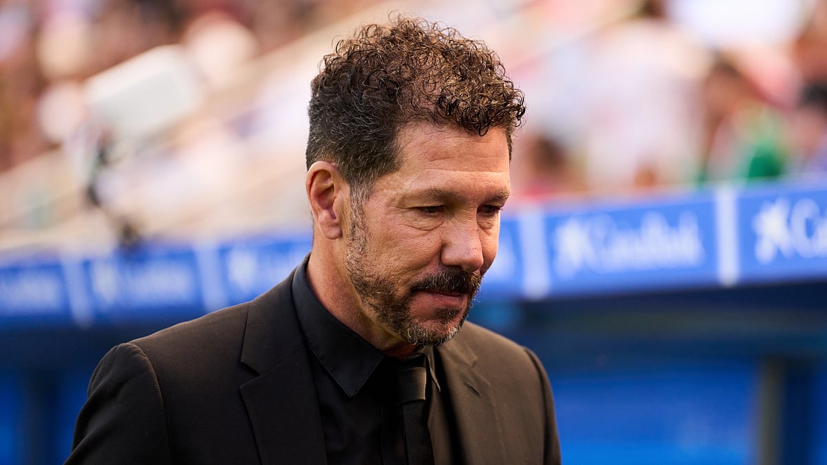 Diego Simeone looks on during Atletico Madrid's last match, a 0-0 draw with Alaves.