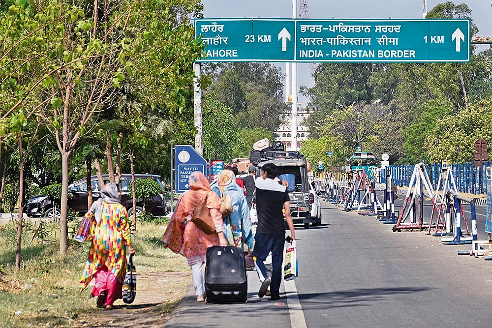 | Photo: AP : Sudden Exit: Pakistani nationals arrive at the Wagah Border to leave the country before the April 27 deadline