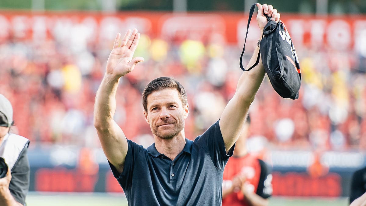 File : Xabi Alonso waves goodbye to Bayer Leverkusen supporters after taking charge of his final home match.