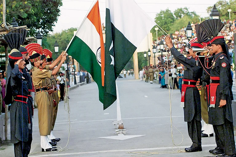 Too Close to Call: Indian and Pakistani soldiers at the Wagah Border - | Photo: Getty Images