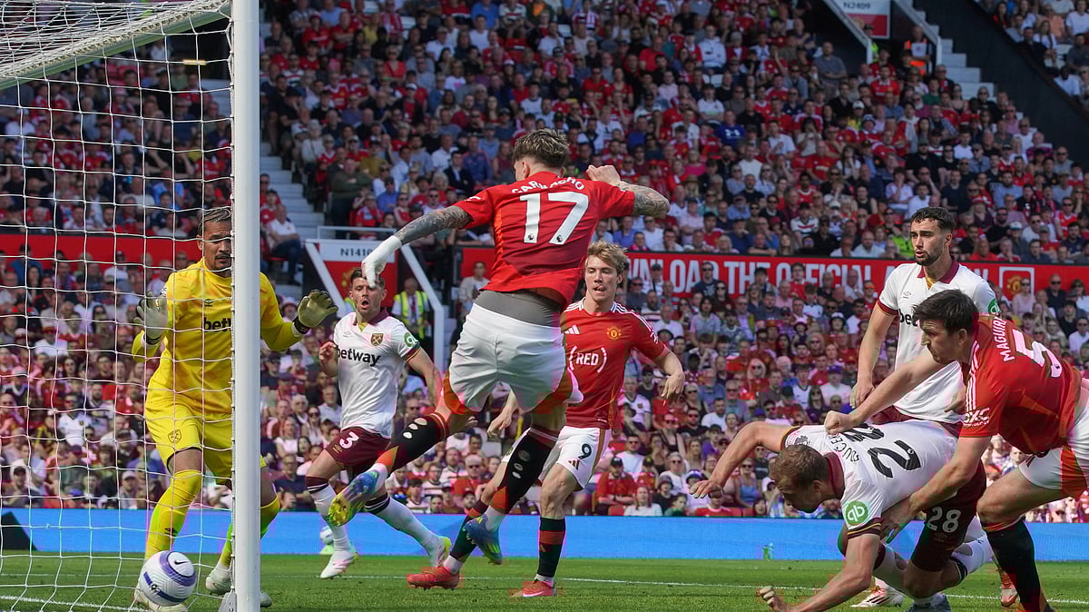 Manchester Uniteds Alejandro Garnacho, centre, fails to score. AP