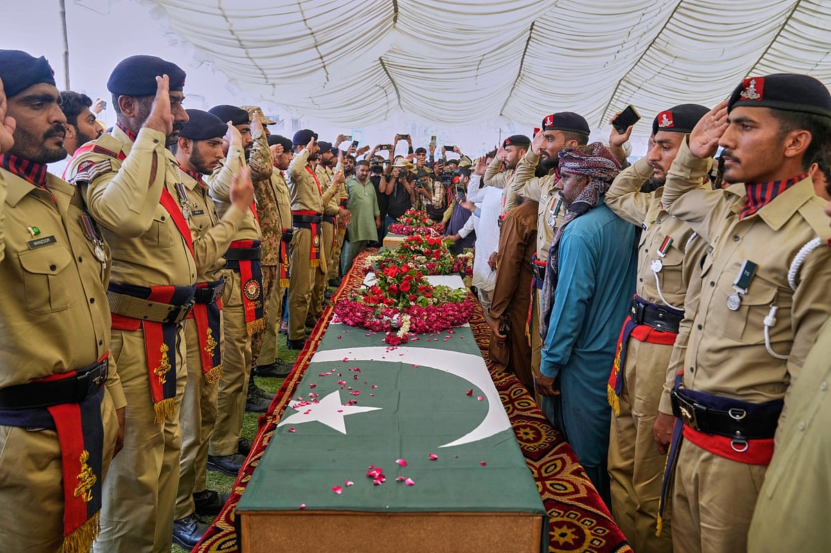 AP Photo/K.M. Chaudary : Pakistan army soldiers salute during funeral prayers to the victims of a suspected Indian missile strike incident, in Muridke, a town in Pakistan's Punjab province, Wednesday, May 7, 2025