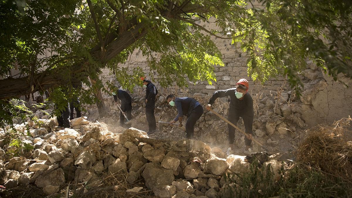 AP : First responders dig for bodies at the site of a mass grave in Raqqa, Syria on September 7, 2019. 