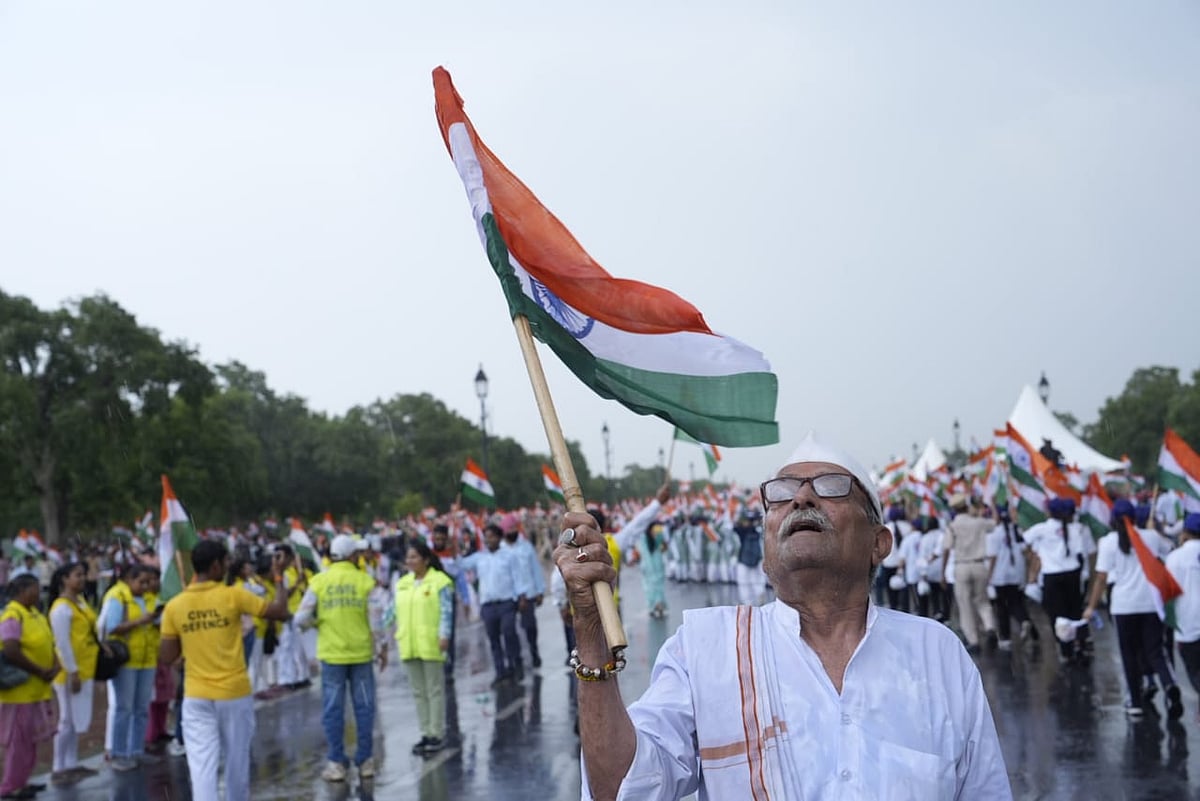 Vikram Sharma for Outlook : An elderly man holding the Indian flag at the "Shourya Samman Yatra" at Kartavya Path