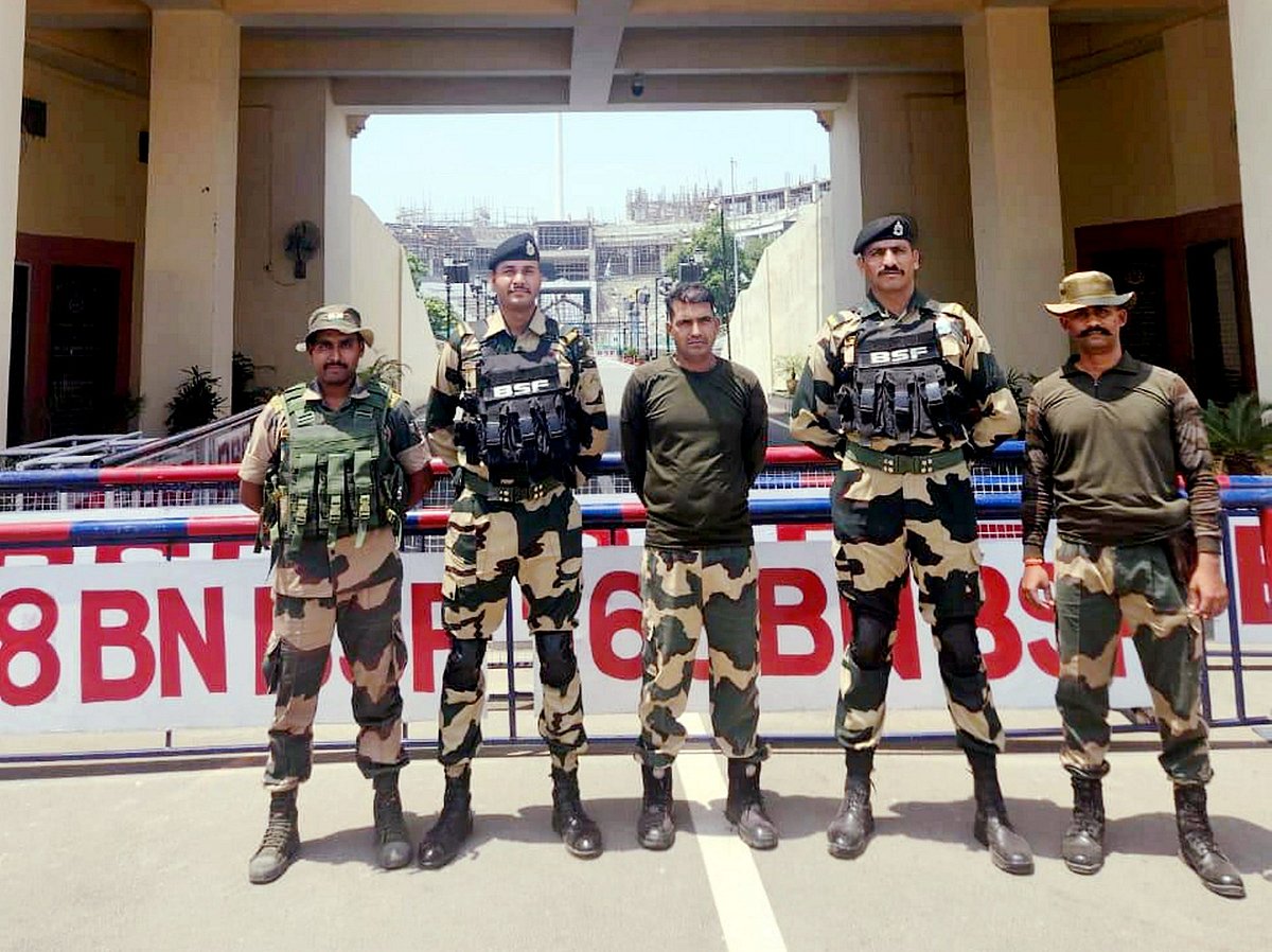 PTI : BSF Jawan handed over by Pak rangers