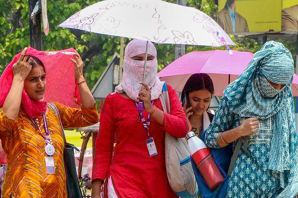 | Photo: PTI : Weather: Hot day in Patna