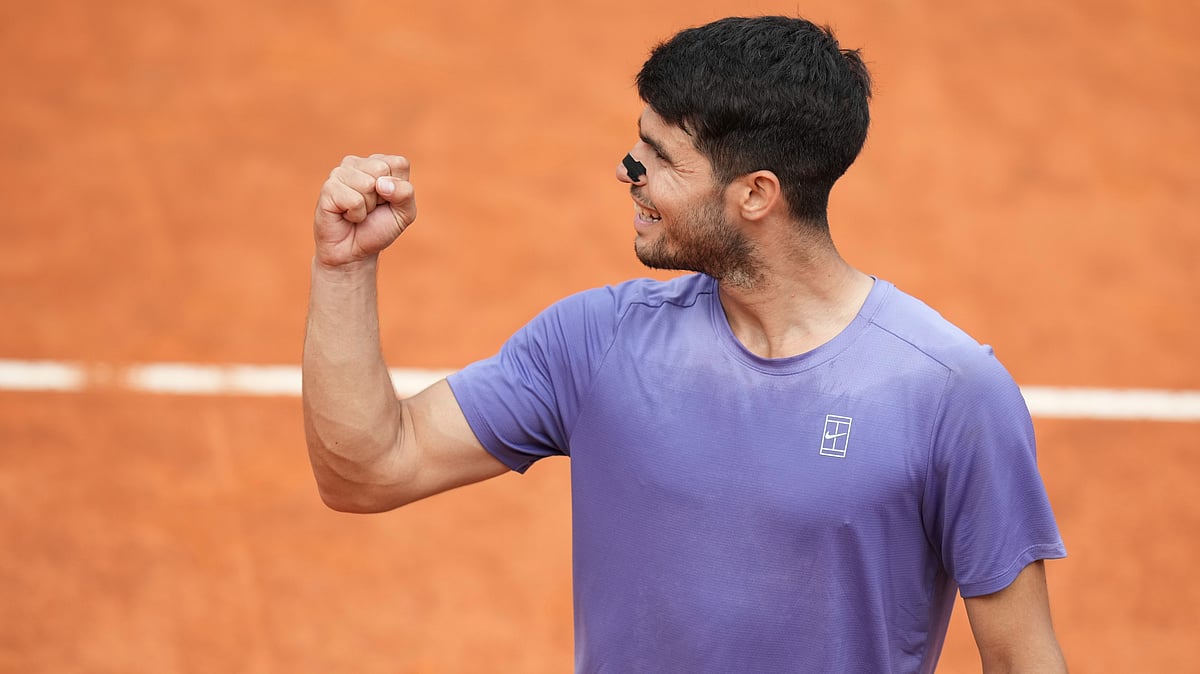 (AP Photo/Alessandra Tarantino) : Spain's Carlos Alcaraz celebrates after defeating Britain's Jack Draper in their quarter-final tennis match at the Italian Open at the Foro Italico, in Rome, Wednesday, May 14, 2025.


