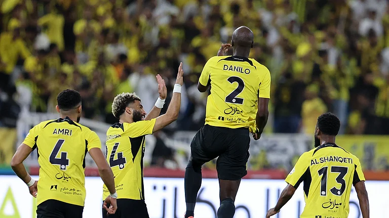 Al-Ittihad players celebrating a goal against Al-Raed during a Saudi Pro League match. - Photo: X | Al-Ittihad Club