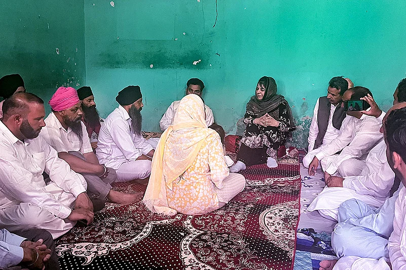 Mehbooba Mufti visits the house of Balwinder Kaur