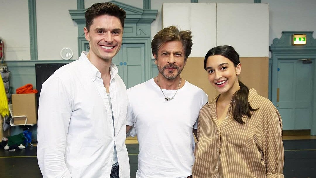 Come Fall In Love - The DDLJ Musical/Instagram : Shah Rukh Khan makes surprise visit to the London rehearsals of DDLJ Musical