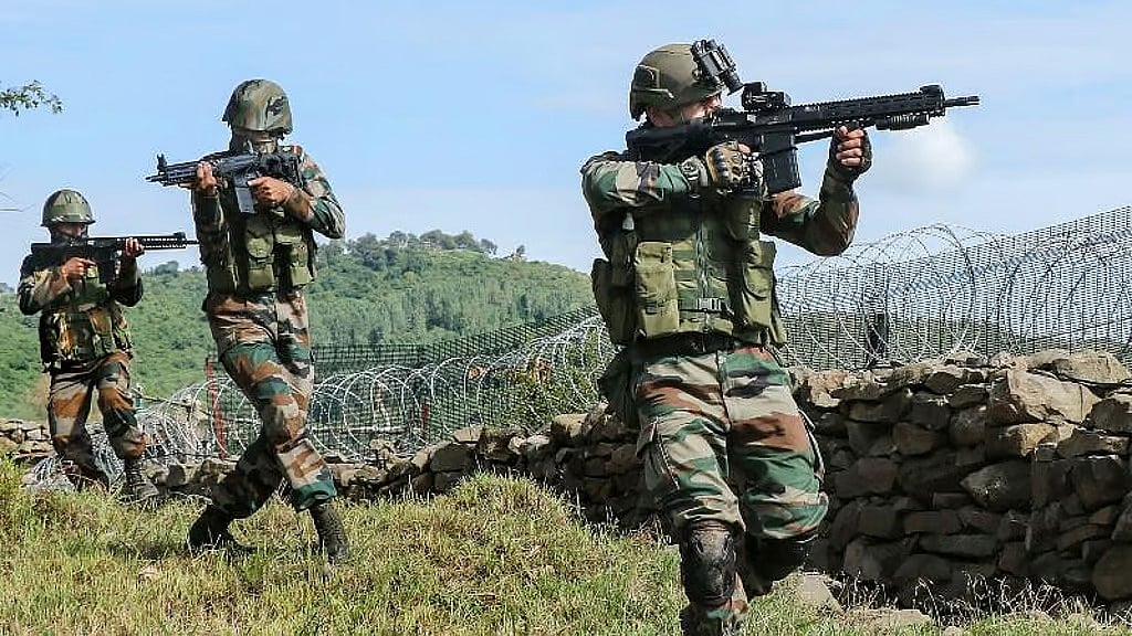 PTI : Security forces fighting at the border in Jammu and Kashmir 