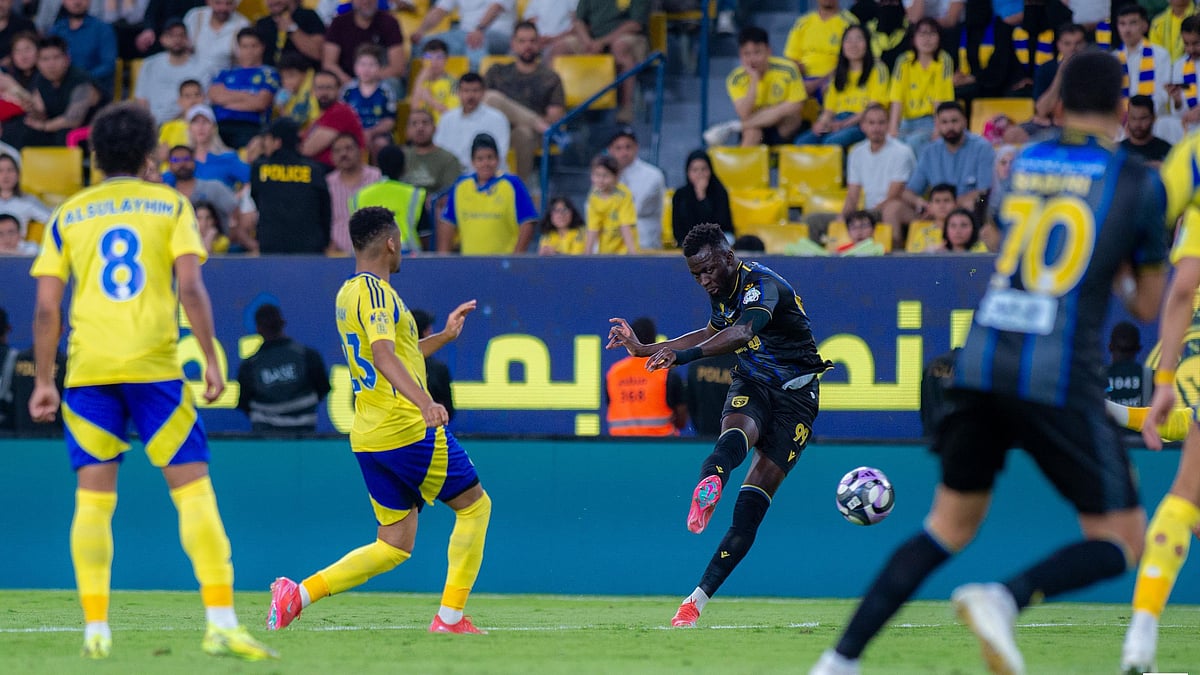 | Photo: X/AltaawounFC : Al-Taawoun's Musa Barrow shoots against Al-Nassr in the Saudi Pro League 2024-25.