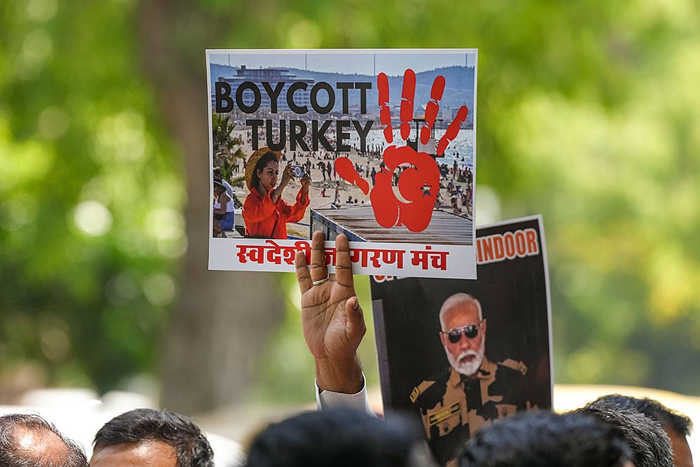| Photo: PTI/Atul Yadav : Swadeshi Jagaran Manch's protest in Delhi