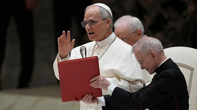 Pope Leo XIV meets with members of the international media2