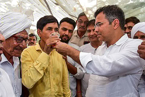 Parvesh Verma meets protesting farmers in Daulatpur