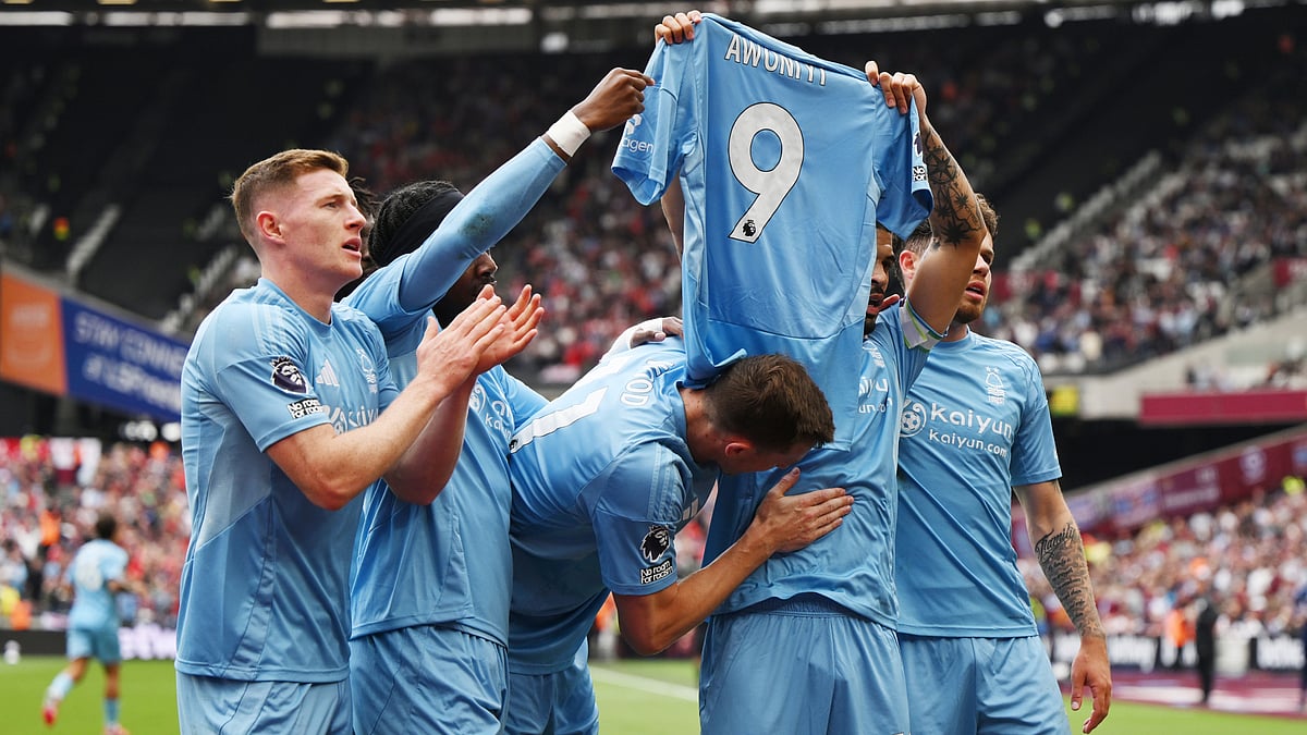 Nottingham Forest's players displayed the shirt of Taiwo Awoniyi after their opening goal - null