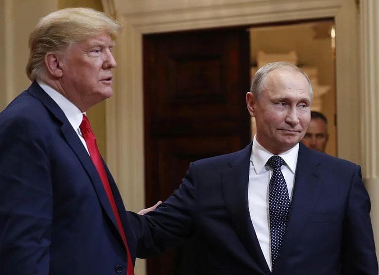 US President Donald Trump (L) and his Russian counterpart Vladimir Putin