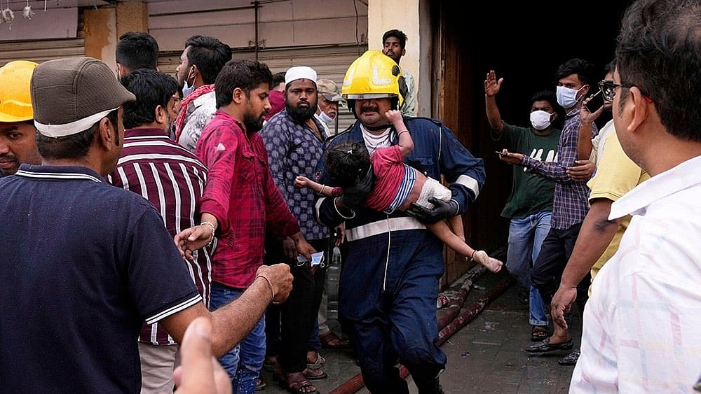 Fire accident near Charminar in Hyderabad_1