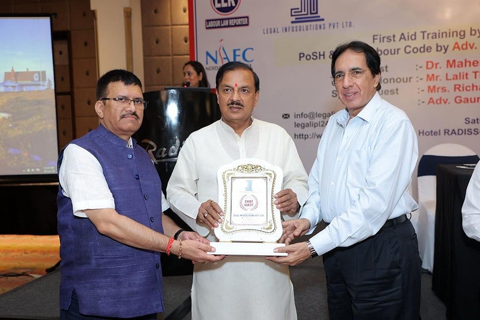 Satendra Singh, Chairman of the ICIM, facilitated Dr. Mahesh Sharma, along with Mr. Lalit Thukral.