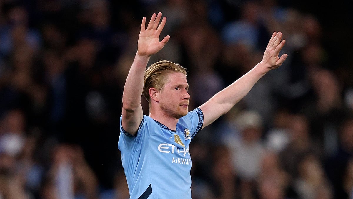 Kevin De Bruyne says goodbye to the City fans. - null