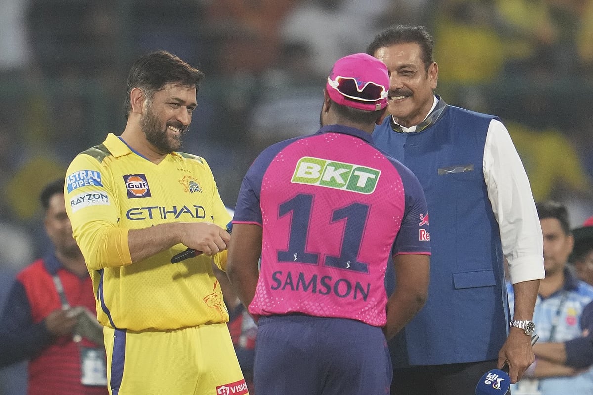 Commentator Ravi Shastri and captains Mahendra Singh Dhoni (left) and Sanju Samson at the toss before the Indian Premier League 2025 match between Chennai Super Kings and Rajasthan Royals at Arun Jaitley Stadium in New Delhi on May 20, 2025. - | Photo: AP