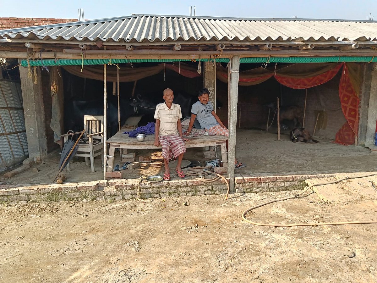 Md. Asghar Khan/ Outlook Photos : 28-year-old Arun Kumar (R) with 65-year-old father Vishwanath Sao (L)