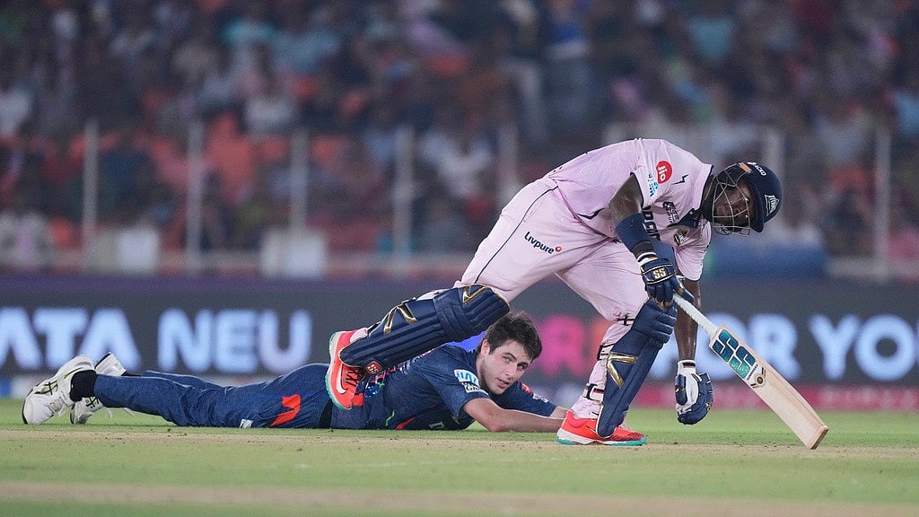 AP/Ajit Solanki : Gujarat Titans' Sherfane Rutherford collides with Lucknow Super Giants bowler Will O'Rourke during the Indian Premier League cricket match between Gujarat Titans and Lucknow Super Giants at Narendra Modi Stadium in Ahmedabad, India, Thursday, May 22, 2025.