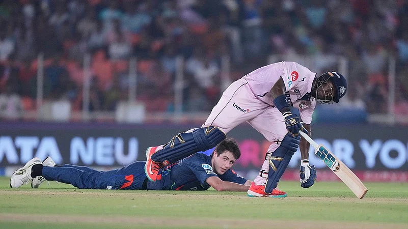 Gujarat Titans Sherfane Rutherford collides with Lucknow Super Giants bowler Will ORourke