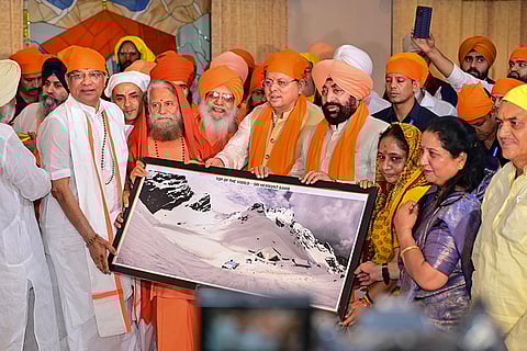 Pilgrims leave for Shri Hemkund Sahib