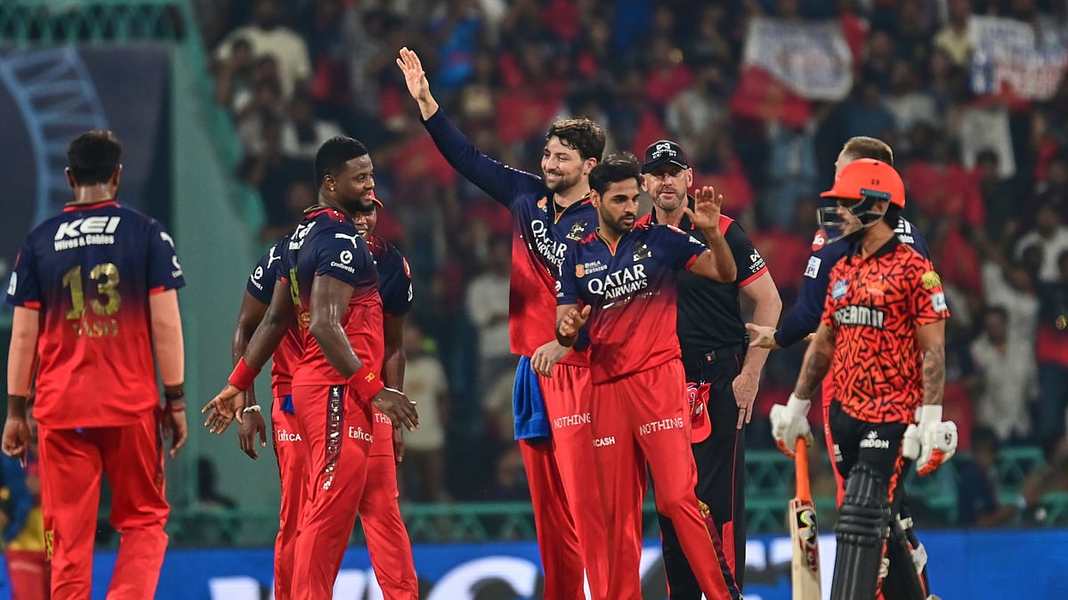 AP Photo : Royal Challengers Bengaluru players celebrate the wicket of Sunrisers Hyderabad's Travis Head during the Indian Premier League cricket match in Lucknow.