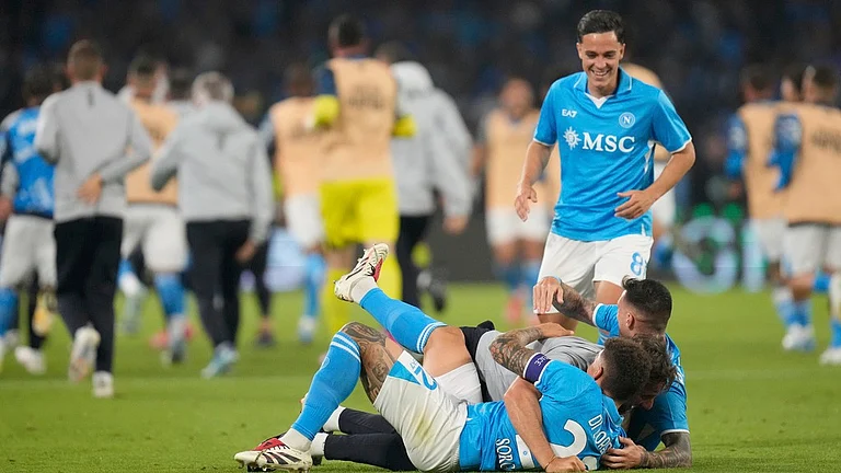 Napoli's players celebrate after Romelu Lukaku scored his side's second goal during their Serie A match against Cagliari at the Diego Maradona stadium in Naples, Italy. - Photo: AP