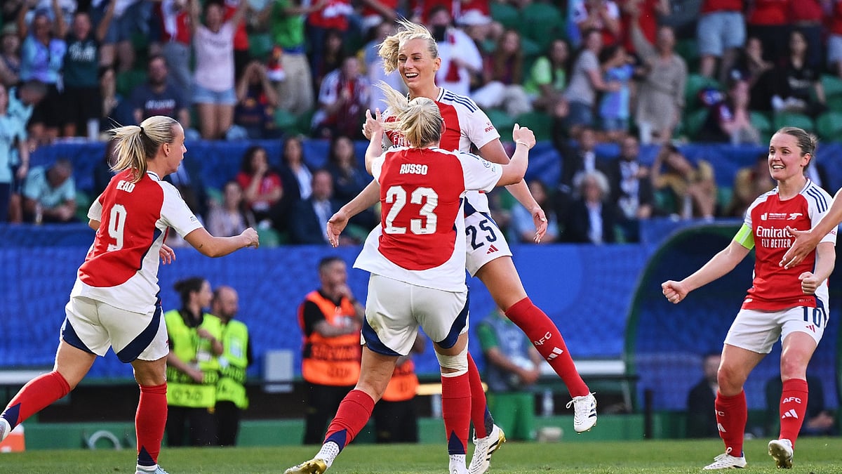 Arsenal celebrate Blackstenius's goal against Barcelona