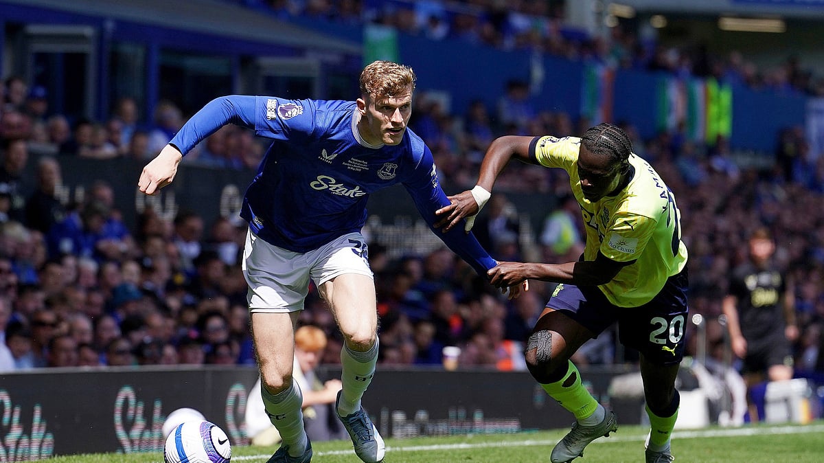 Martin Rickett/PA via AP : Everton's Jarrad Branthwaite, left, and Southampton's Kamaldeen Sulemana battle for the ball during the English Premier League football match between Everton and Southampton at Goodison Park, Liverpool.