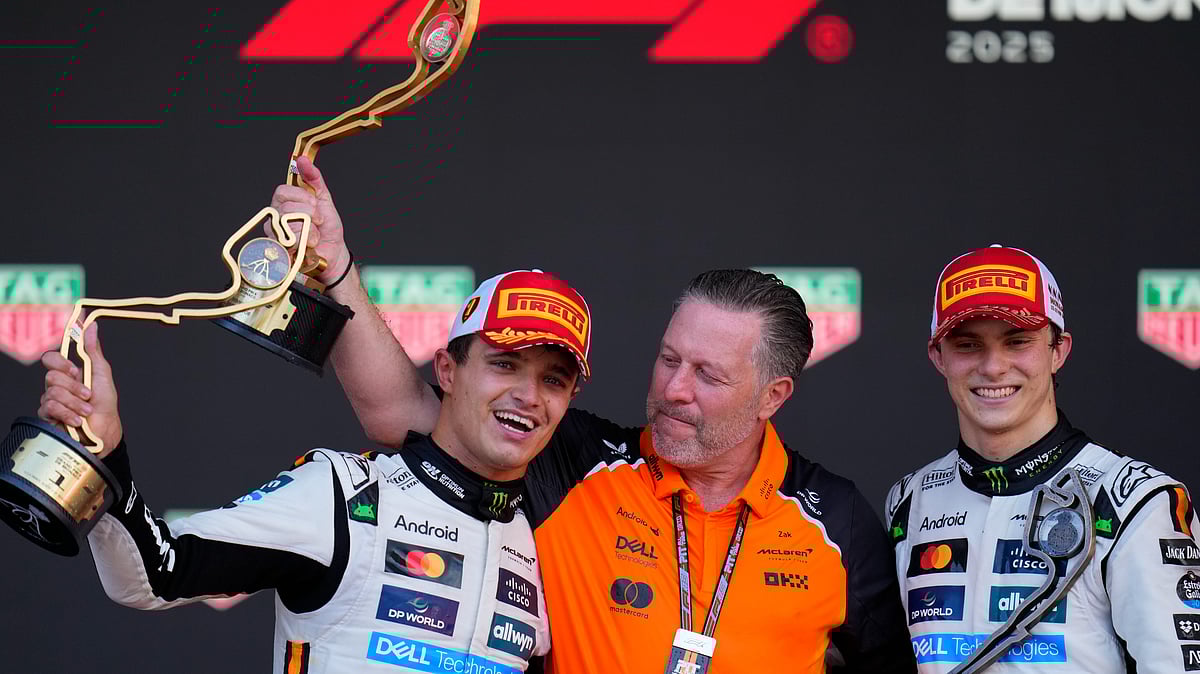 (AP Photo/Manu Fernandez)
 : McLaren driver Lando Norris of Britain, left, celebrates on the podium with Zak Brown, McLaren chief, centre, and McLaren driver Oscar Piastri of Australia after winning the Formula One Monaco Grand Prix race at the Monaco racetrack in Monaco, Sunday, May 25, 2025. 

