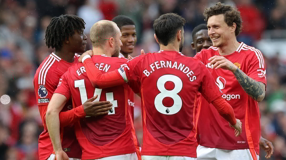 Manchester United celebrate against Aston Villa