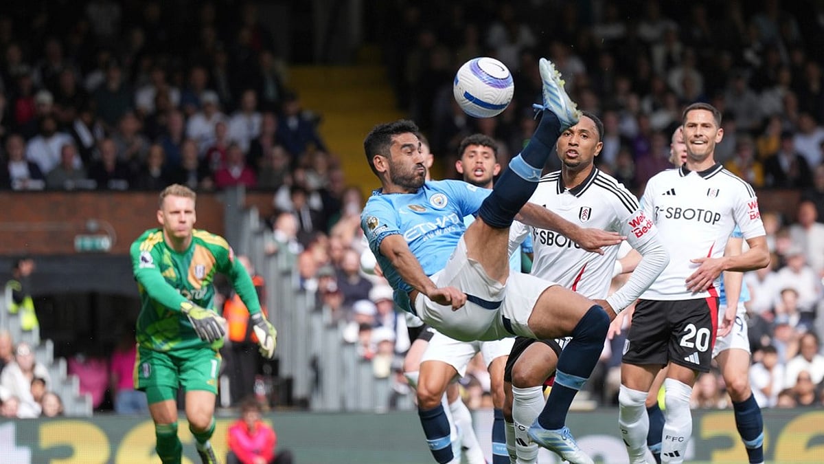 Manchester Citys Ilkay Gundogan, centre, scores