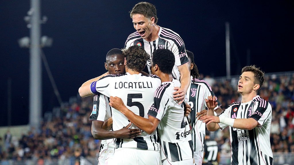Photo: Paola Garbuio/LaPresse via AP : Juventus' Randal Kolo Muani, left, celebrates with teammates after scoring their side's second goal against Venezia in Serie A at the Pier Luigi Penzo Stadium, in Venice, Italy.