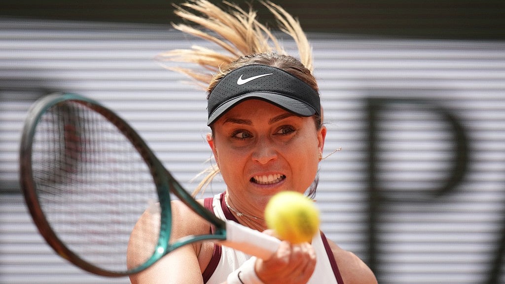 Photo: AP : Paula Badosa returns the ball to Naomi Osaka during their first-round match of the French Open at the Roland-Garros stadium in Paris.