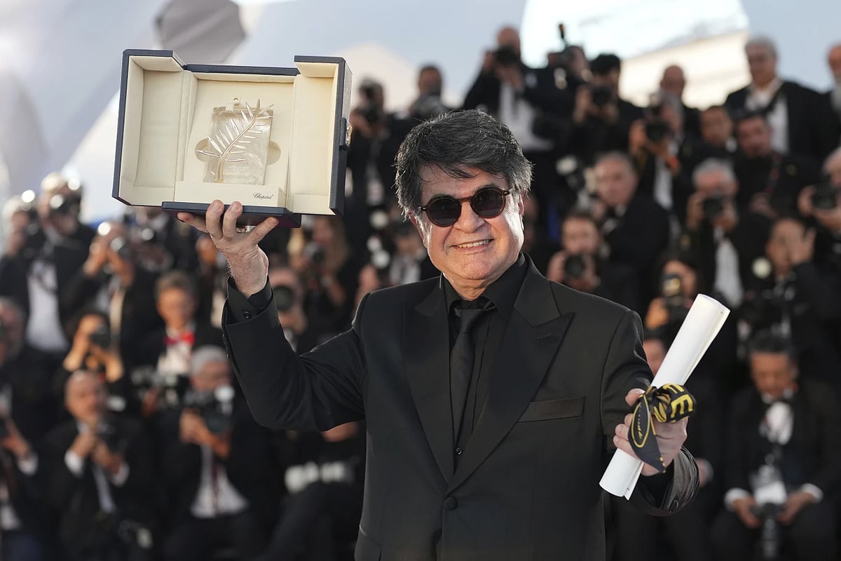 | AP/Natacha Pisarenko : Director Jafar Panahi, winner of the Palme d'Or for the film 'It Was Just an Accident', poses for photographers at the awards ceremony photo call at the 78th international film festival, Cannes, southern France, Saturday, May 24, 2025.