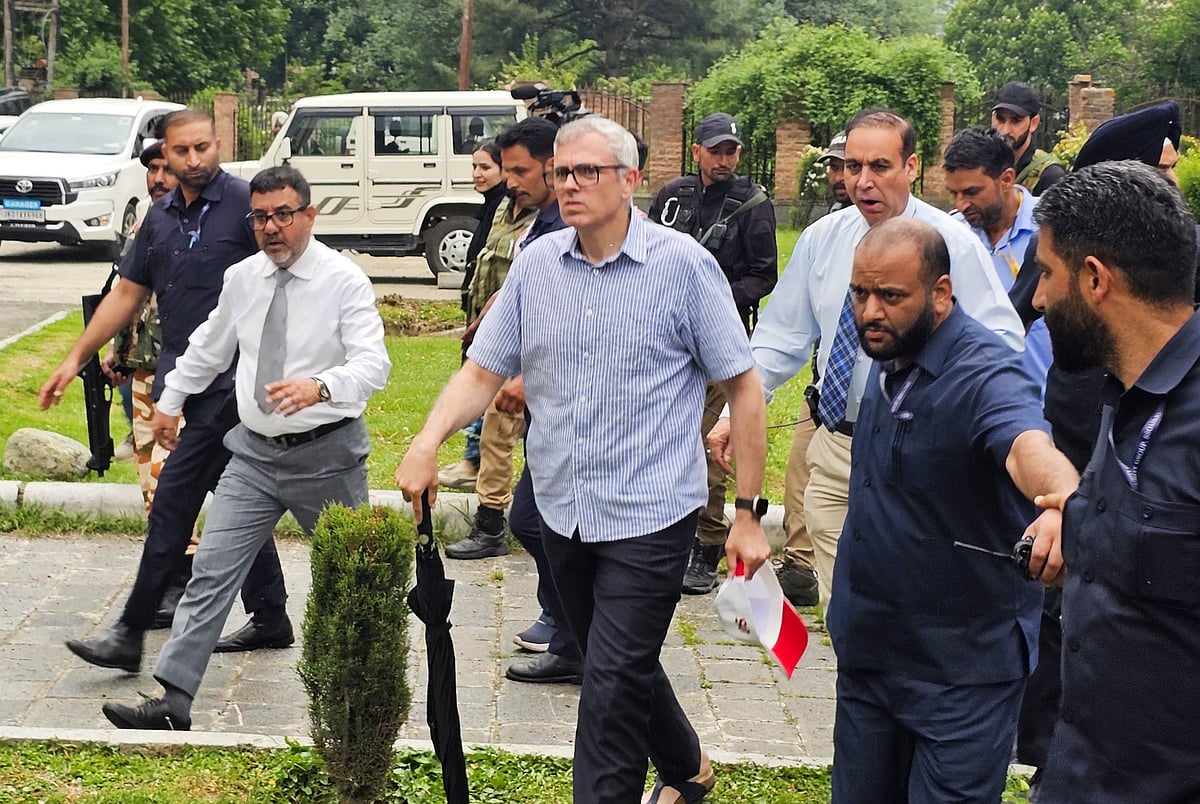 PTI : 
Omar Abdullah holds Cabinet meeting in Pahalgam