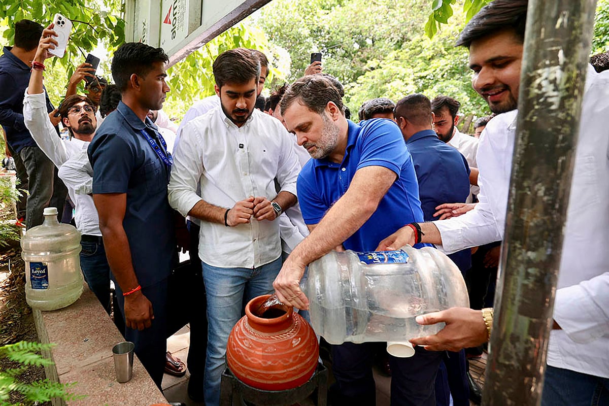 Rahu Gandhi meets DUSU students