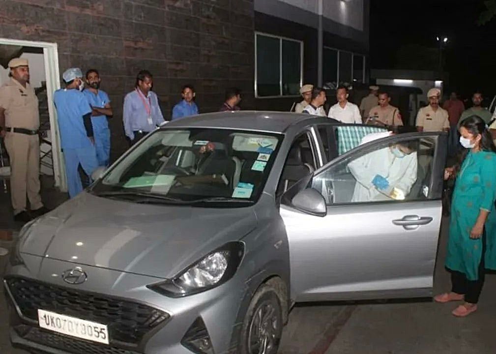X : Forensic team reached the spot after even people were found dead inside a car in Haryana