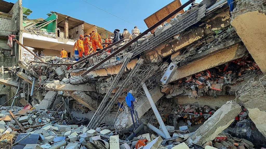 PTI : Part of building collapses in Thane