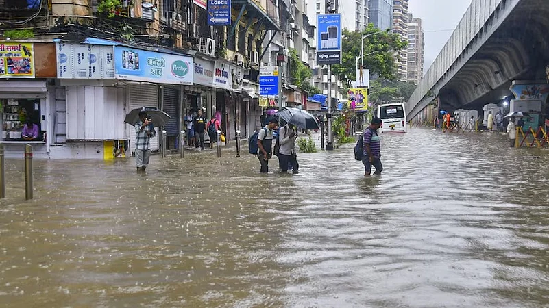 Heavy rain cripples Mumbai
