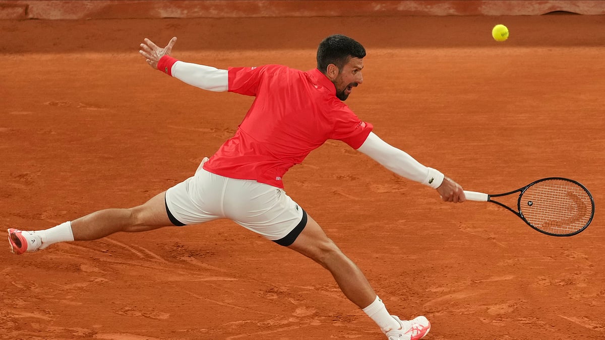AP Photo/Thibault Camus : Serbia's Novak Djokovic returns the ball to Mackenzie McDonald of the U.S. during their first round match of the French Tennis Open, at the Roland-Garros stadium, in Paris.
